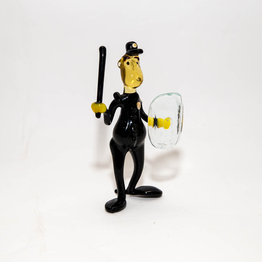 Polizist mit Schild, XL-098