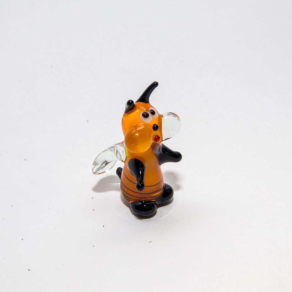 Standing bee, mini_plus_123